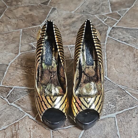 New in Box Iron Fist Ladies Hands Off Peeptoe  Platform Gold Heels Sz 5 - Picture 5 of 13